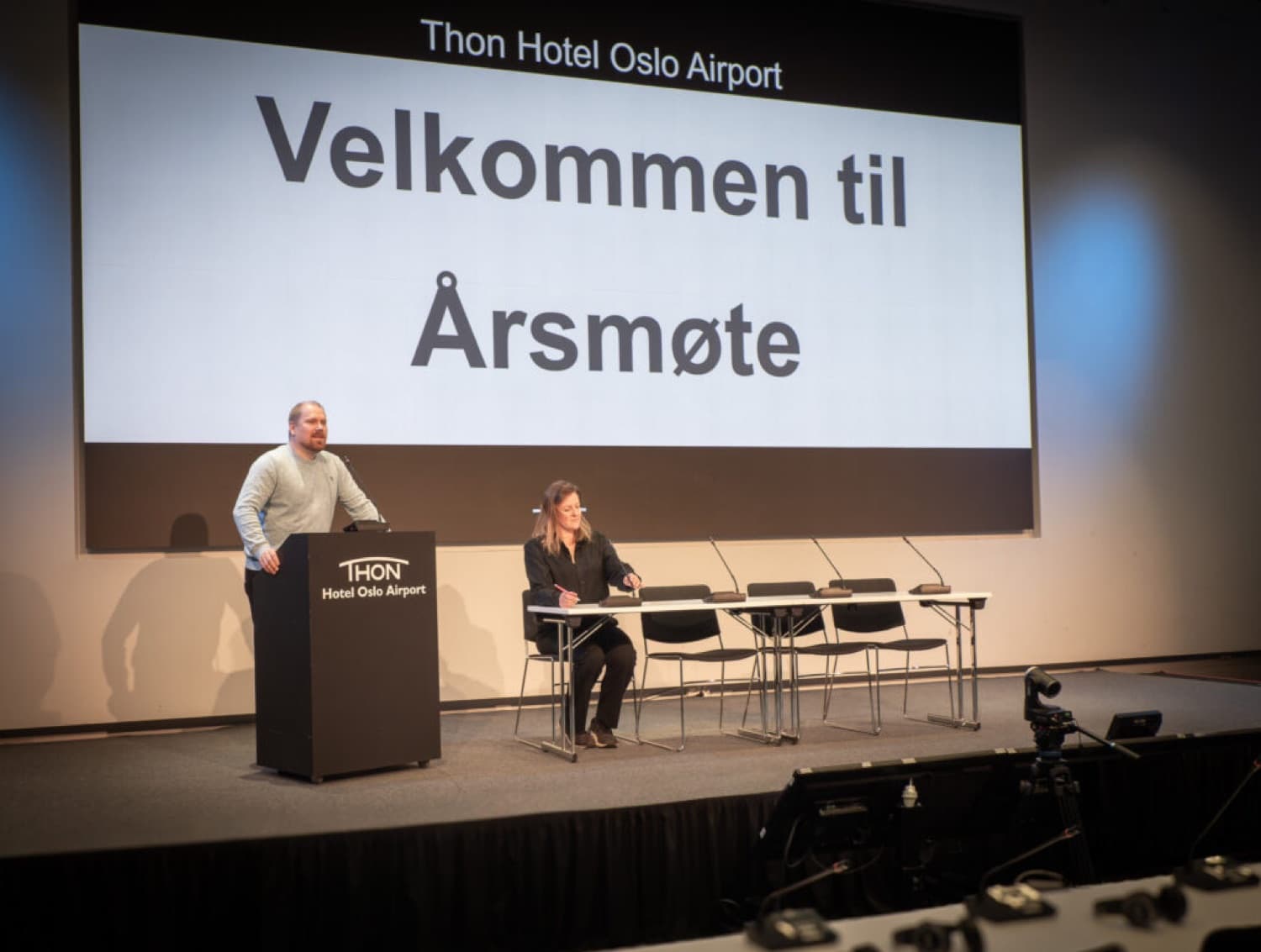 To tolkekabiner bakerst i en konferansesal under et møte