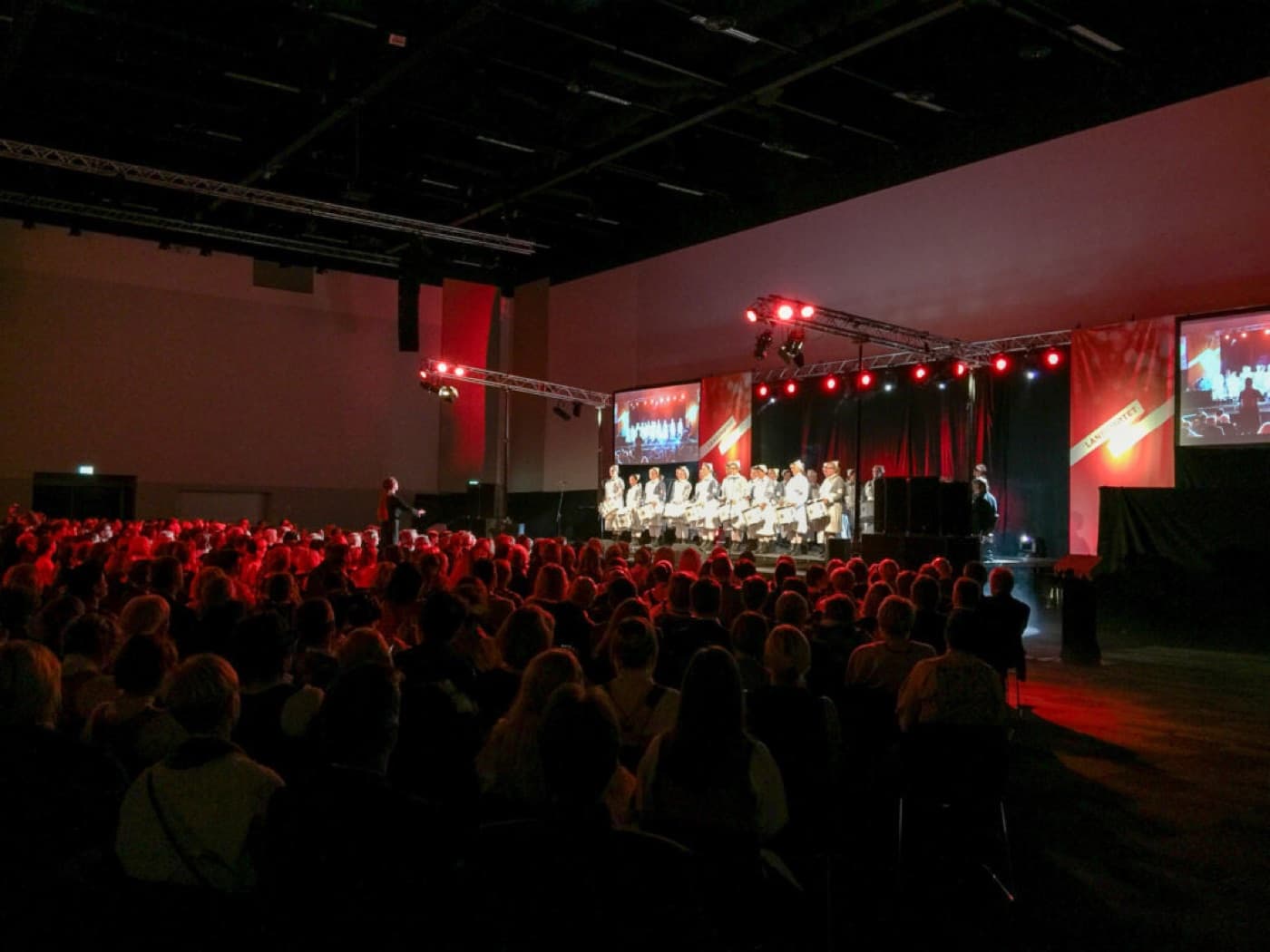 Scene med lys og lyd under en konferanseproduksjon