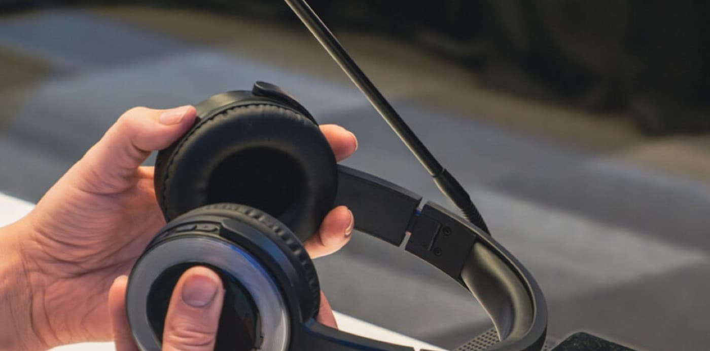 Portabelt trådløst lyttesystem med headset og sender