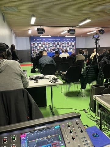 Presserom på Ullevaal stadion under en kamp, med folk i salen og miksepult i forgrunnen